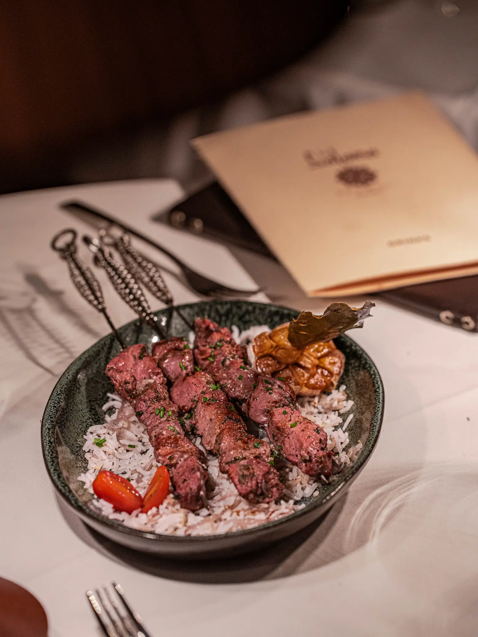 Cuisine marocaine authentique avec un délicieux tajine d'agneau traditionnel servi au restaurant Le Salama