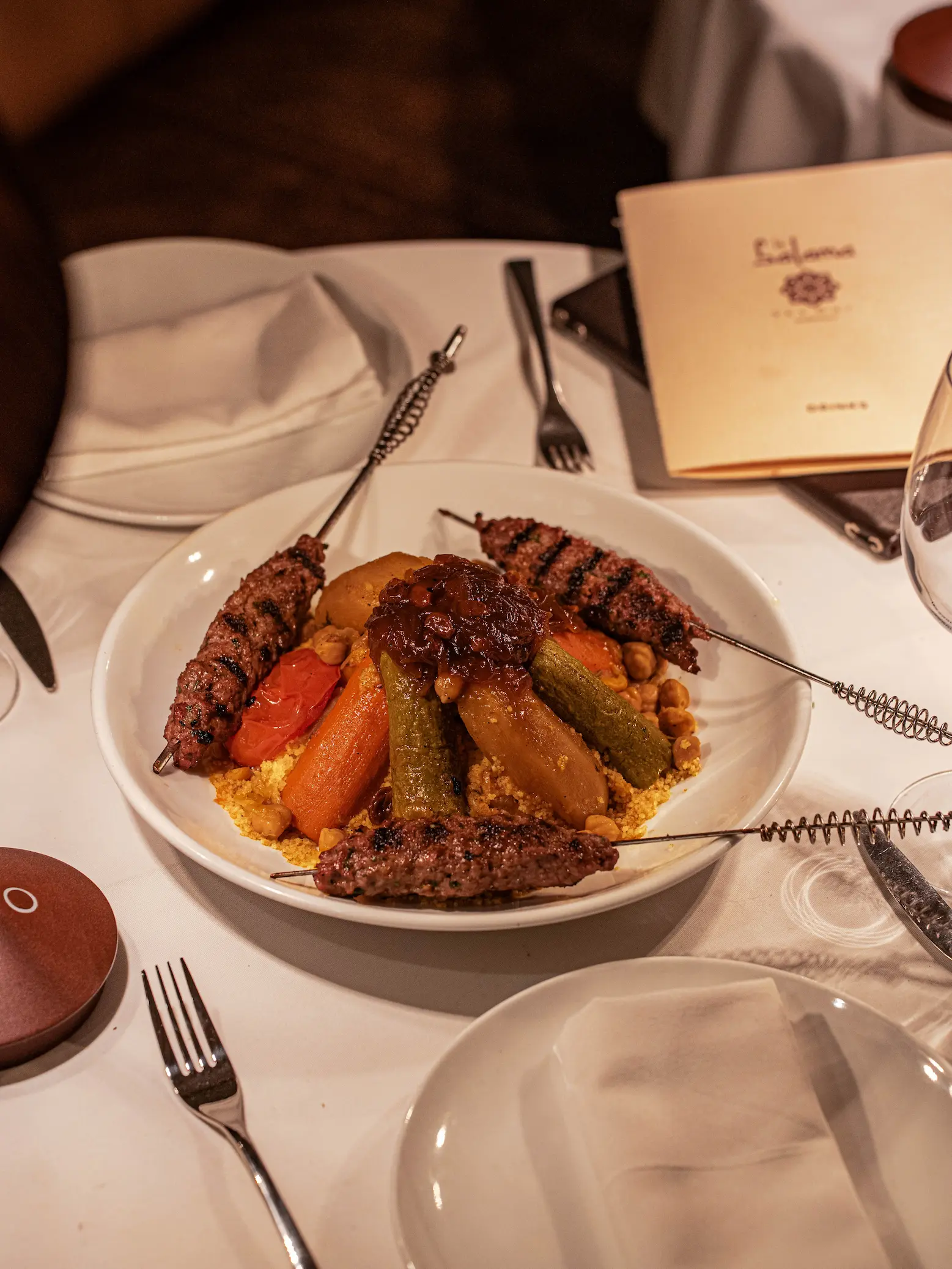 Couscous Royal traditionnel servi au Salama, l'un des meilleurs restaurants marocains de Marrakech