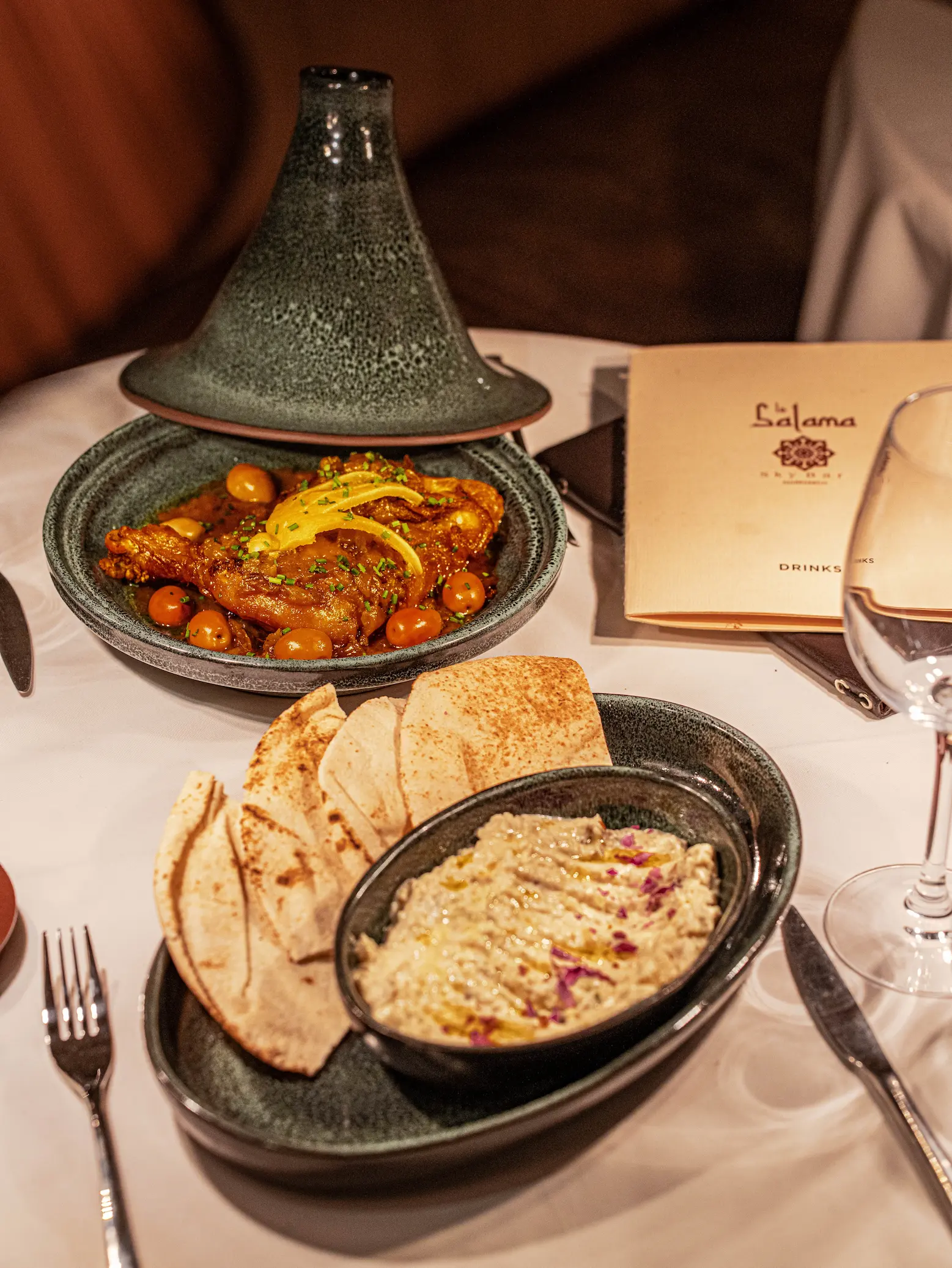 Dîner pittoresque en terrasse au restaurant Le Salama, situé à quelques pas du Palais de la Bahia